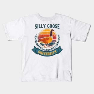 SILLY GOOSE UNIVERSITY TREND POPULAR VINTAGE MEME Kids T-Shirt